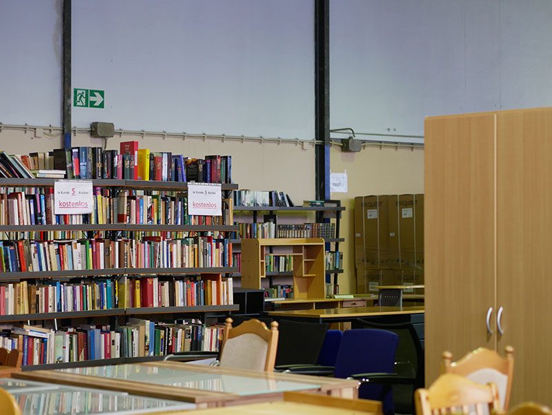 Bücherregale, Tische und Stühle in der Möbelbörse Trier